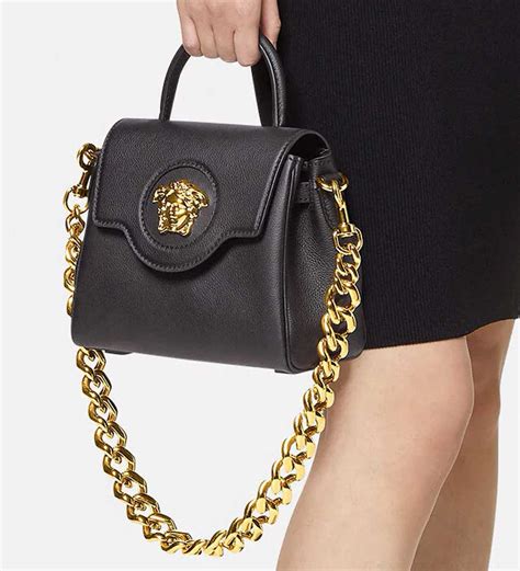 chi è la modella versace borsa|BORSE MEDUSA ’95 DONNA .